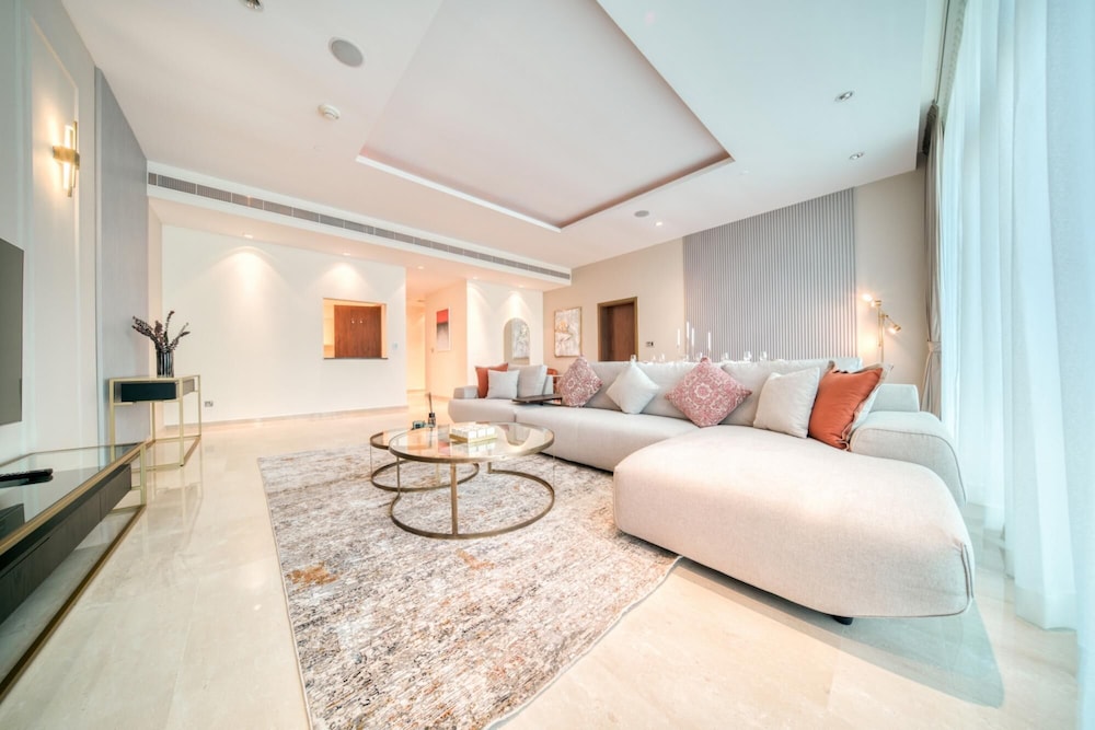 Modish Palm 3BR w Private Balcony Beach Access