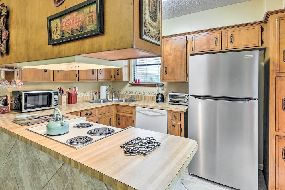 Gulf Breeze Vacation Rental: 5 Mi to Beach! view 4