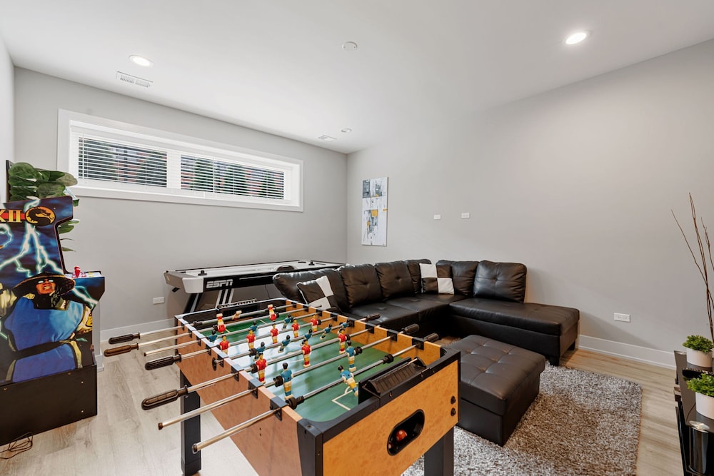 Magnificent NEW Home w 8 Beds Free Parking