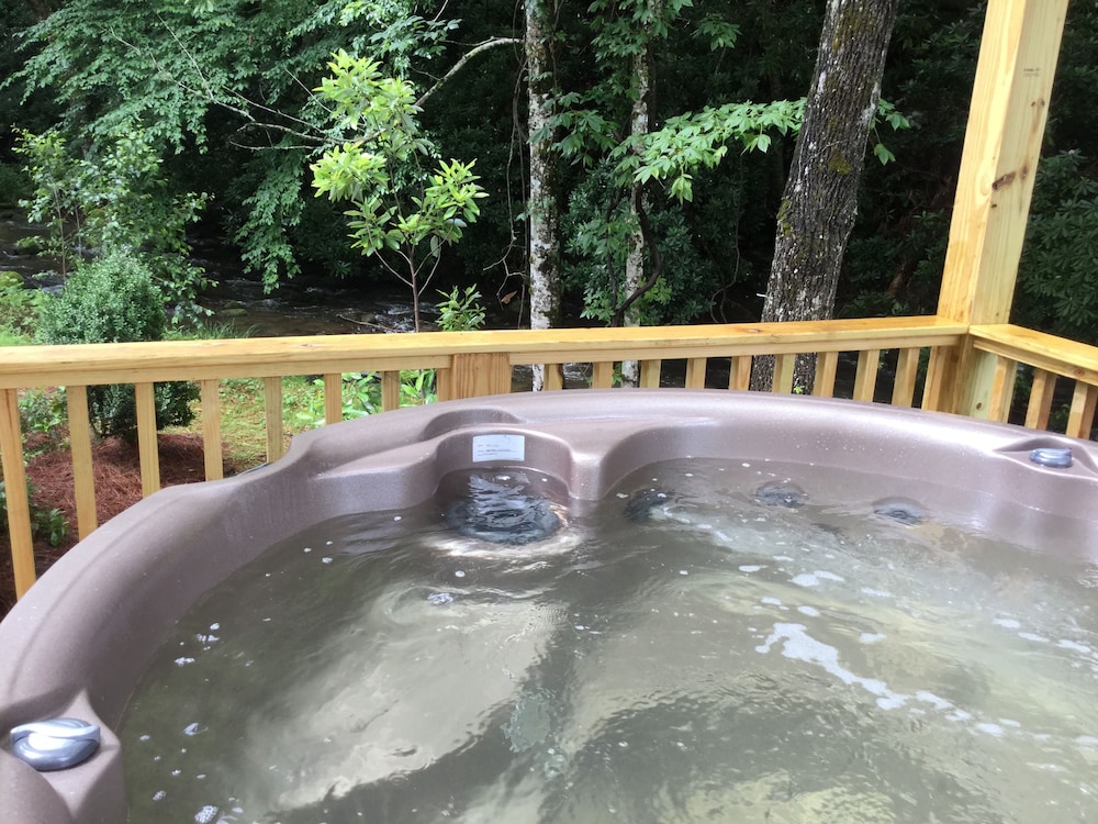 stayNantahala – Smoky Mountain Cabins and Luxury Yurts