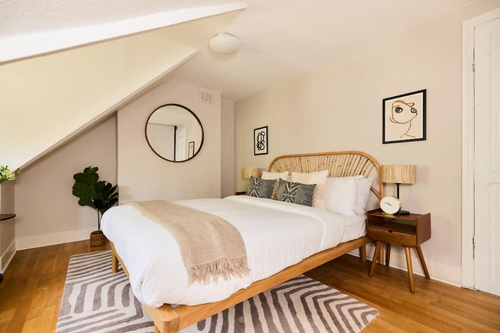 The Waterlow Park Wonder - Trendy 2bdr With Study Room and Patio