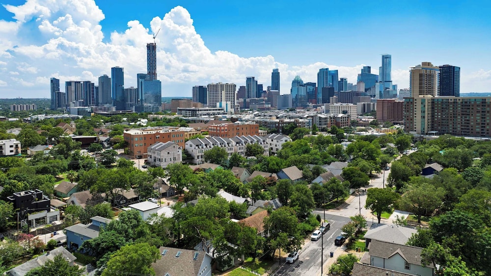 Modern East Austin Home w/ Pool, Near Downtown & Lady Bird Lake Casa 1803 by Avantstay