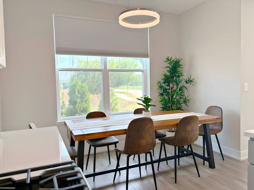 Modern 4BR with Parking - WV rep 4