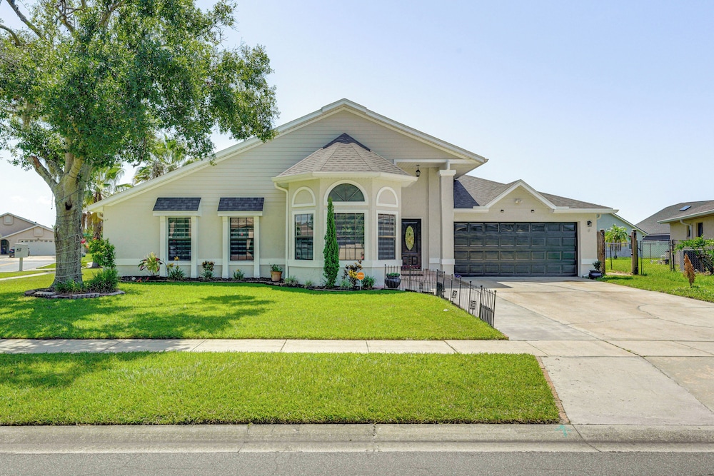 Hot Tub & Movie Theater: Family Oasis in Kissimmee