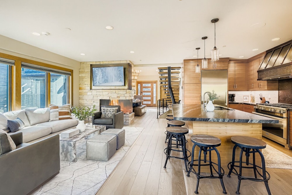King Road Luxury Lodge, Private Hottub, Game Room, Media Room 45 4 Bedroom Home