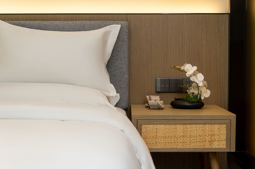 Trendy Romantic Hotel Guangzhou Panyu Qiaonan Aoyuan Plaza Branch - Free Deliver Service to Canton Fair Complex During Canton Fair Period