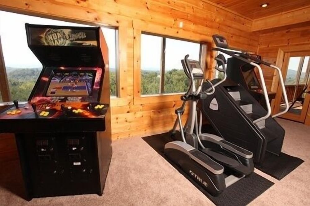 Serenity Mountain Pool 9 Br cabin by RedAwning