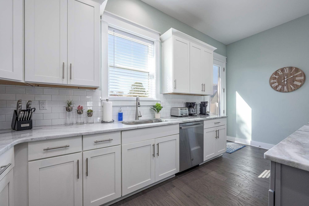 Beach to Bay 3BR Retreat - Cowboy Pool & Golf Cart