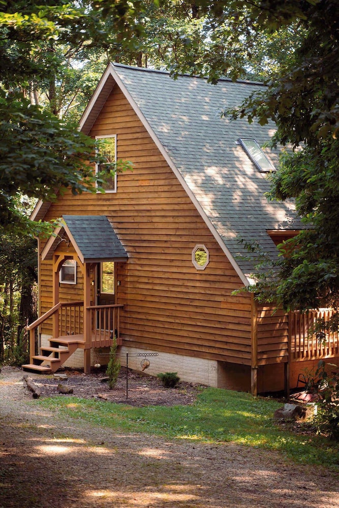 Cheerful Two Bdrm Cabin With Hot Tub & Pet Friendly