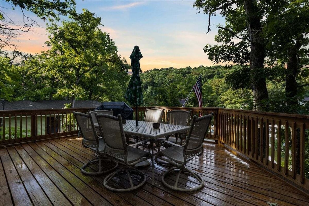 Lakefront Home, Private Dock + Kayaks,arcade Games, Pet Friendly