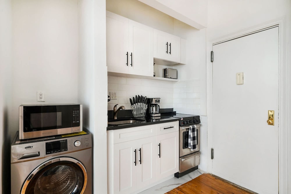 444-1a Beautiful 1BR Midtown West