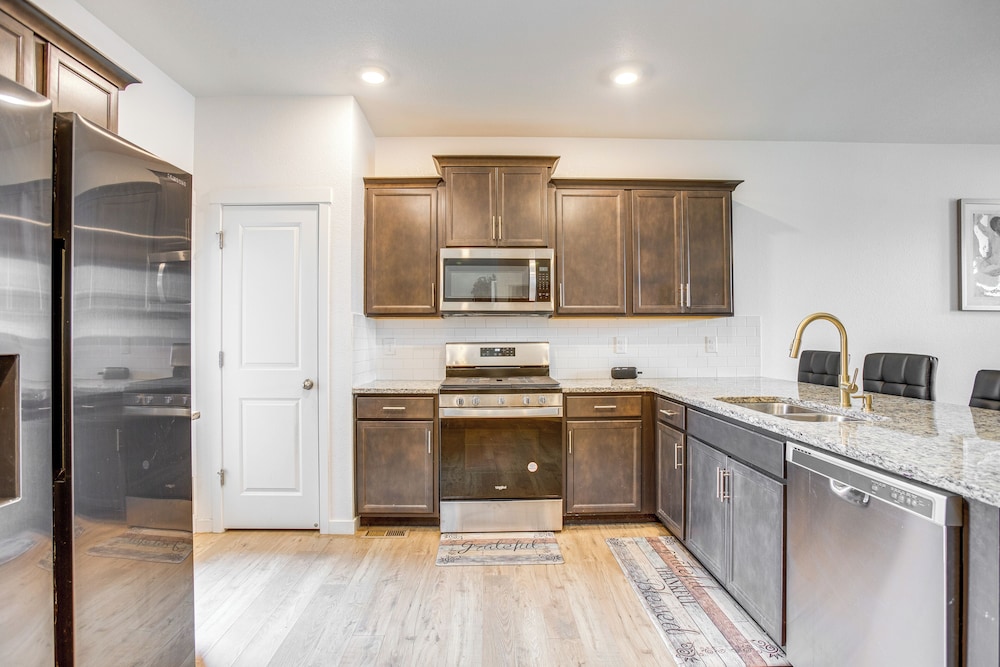 Perfect for Families! Quiet Aurora Home