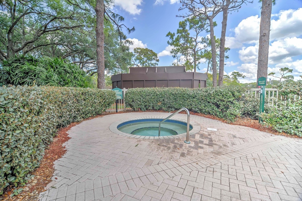 8 Mi to Honeymoon Island: Golf Getaway w/ Balcony!