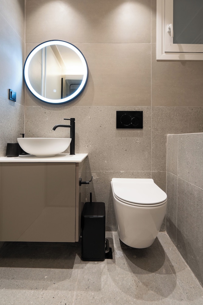 Cozy & Chic Stay Near Metro Station