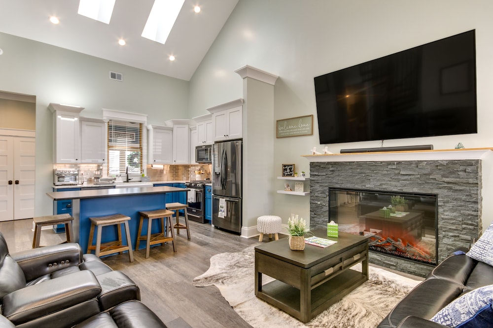 Greenwood Getaway w/ Furnished Patio & Lake View view 5