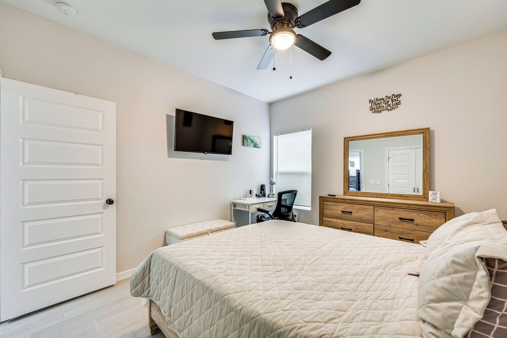 4 Mi to Dtwn: Modern Apartment in Edinburg!