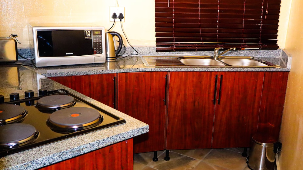 Self Catering Chalets - Manyeleti