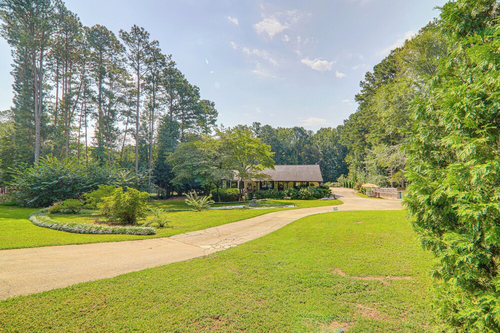 Stylish Country Living: Serene Suwanee Retreat!