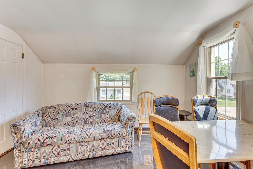1 Mi to Dtwn Salem: Apt w/ Garage Access!