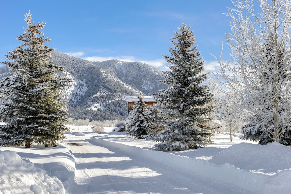 On 20 Scenic Acres: Mtn Retreat in Star Valley