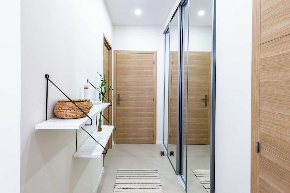 Modern Apartment -1bdr/4p - 300m From the Beach
