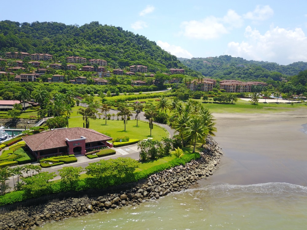 CR Luxury Los Sueños Condos