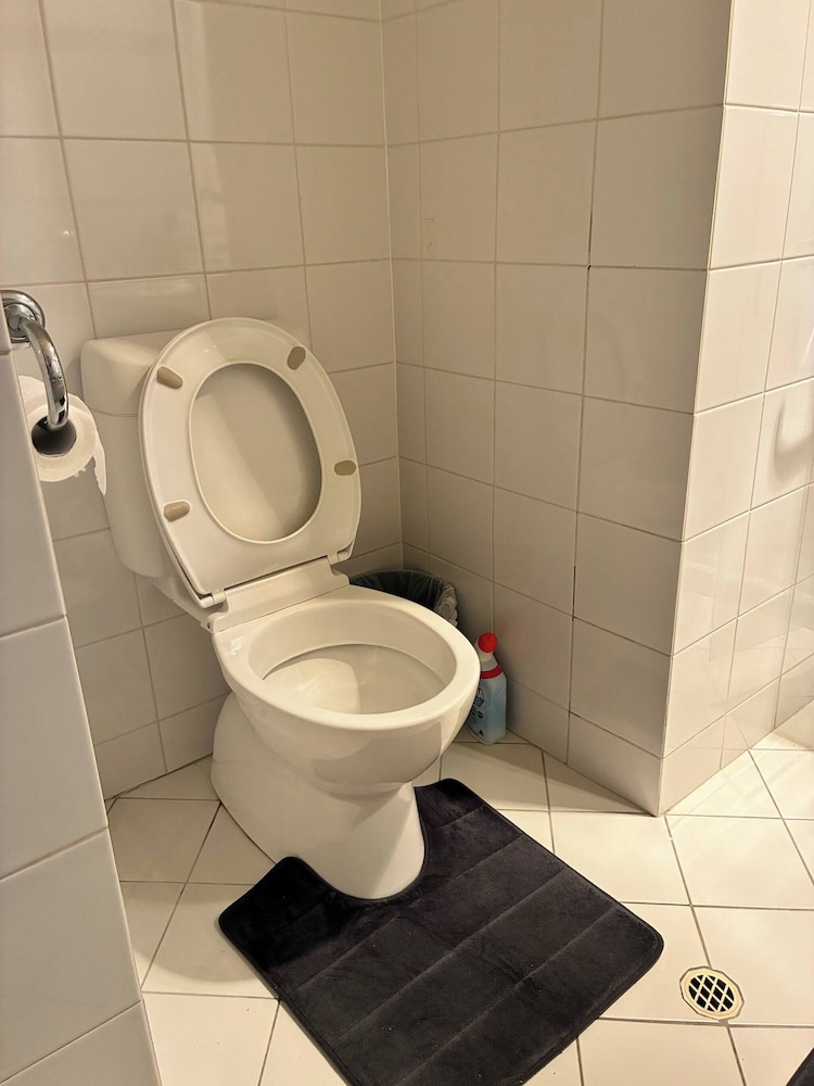 Cozy Tusmore Apartment With Private Garden City View Near Burnside Village Mall