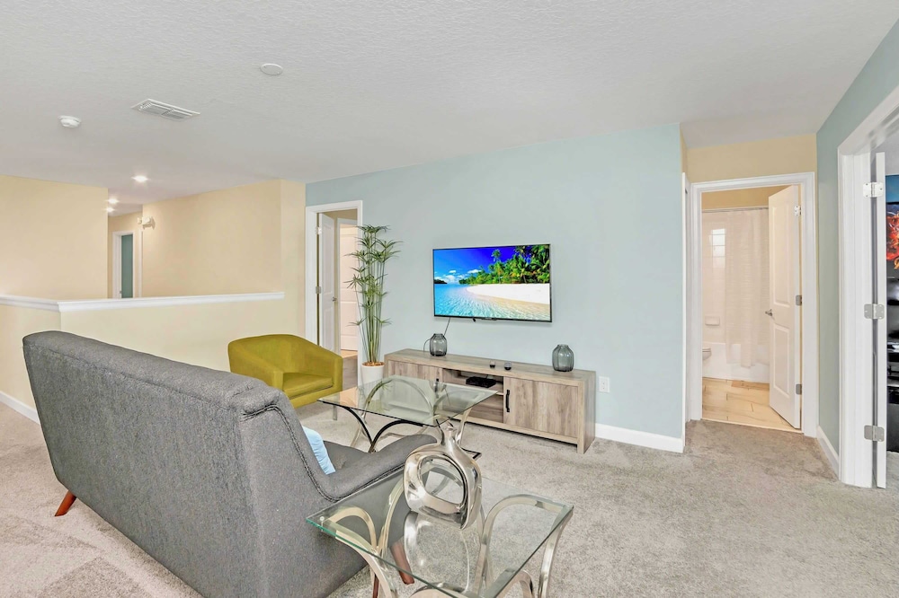 Upstay: Spacious Championsgate Home w Pool & Games