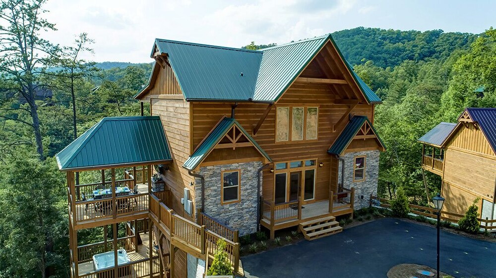 Chateaux Nirvana - 5 Bedrooms, 5 Baths, Sleeps 20 Home by RedAwning