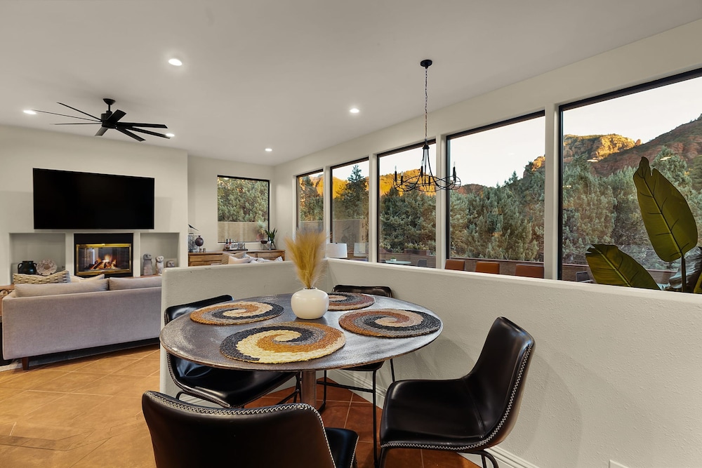 Mammoth Rock Splendor-close to Town Huge Spa Game Room