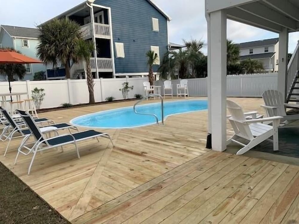 Absolute Bliss Private 4 Bedroom Home by RedAwning