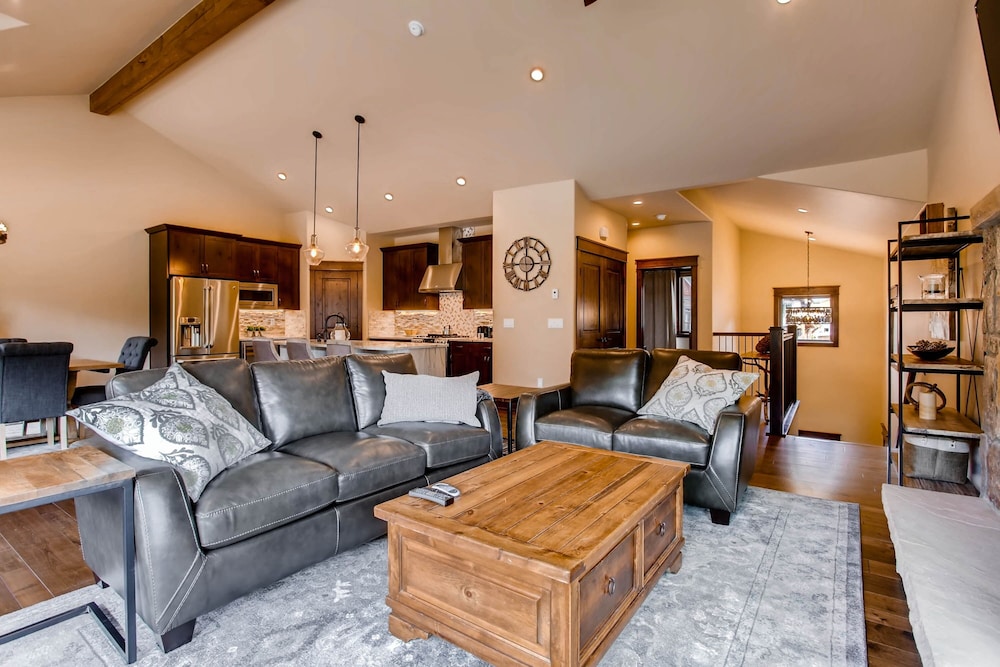 New 3bdr Luxury /sleeps 10 W Fireplace & Mountain Views 3 Bedroom Townhouse by RedAwning