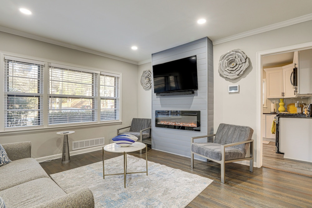 2 Mi to Midtown: Chic Apartment in Atlanta!