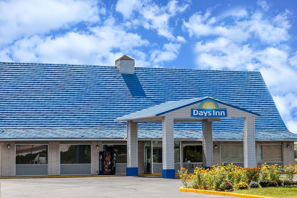 Seymour Vacations - Days Inn by Wyndham Seymour - Property Image 1