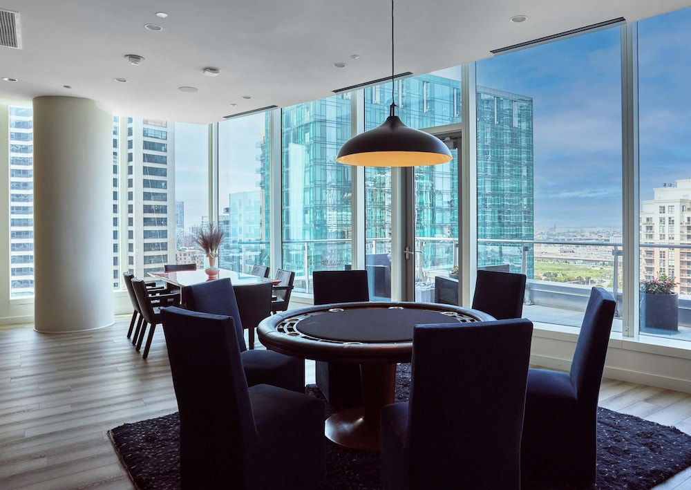 Top-tier Stay 49th Fl Lakefront City Views