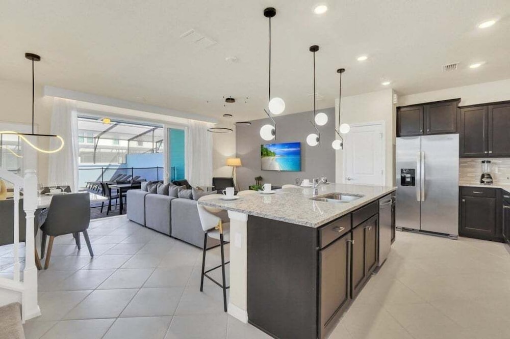 The Cutest Tonwhome & Private Splash Pool! 5 Bedroom Townhouse