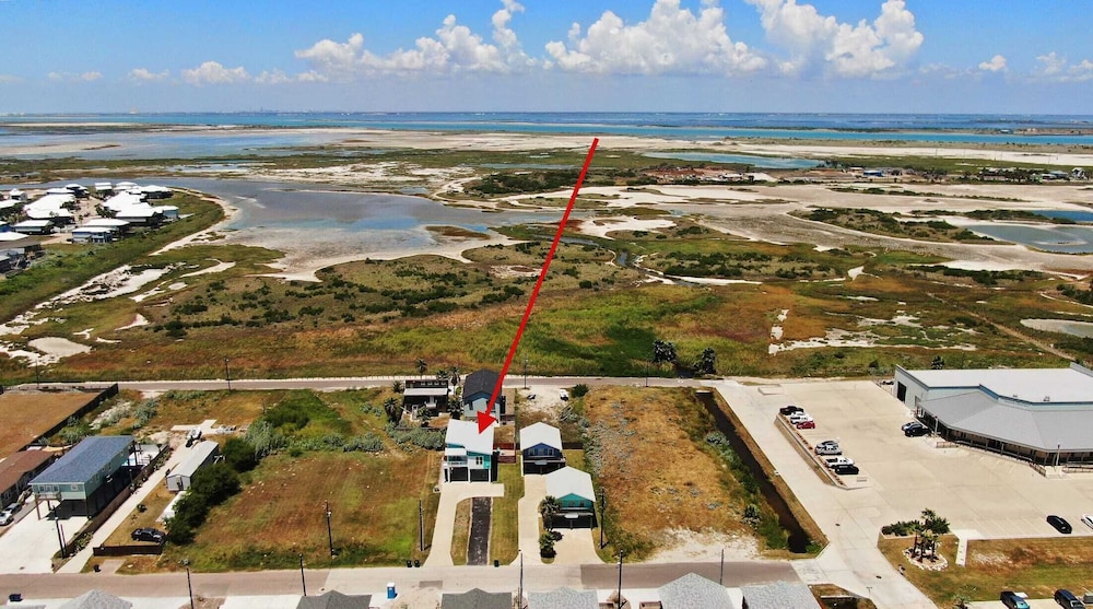 Family-friendly Beach Home Bbq, Patio & Fire Pit & Mins to Beach Bottom's Up by Avantstay