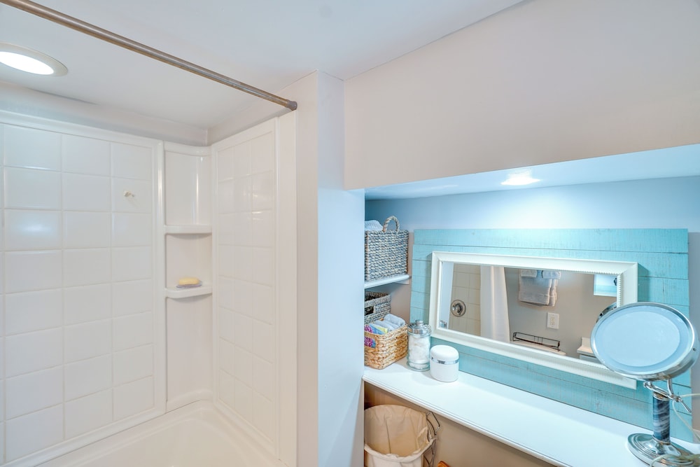 < 1 Mi to Wineries: Quaint & Cozy Waterford Studio