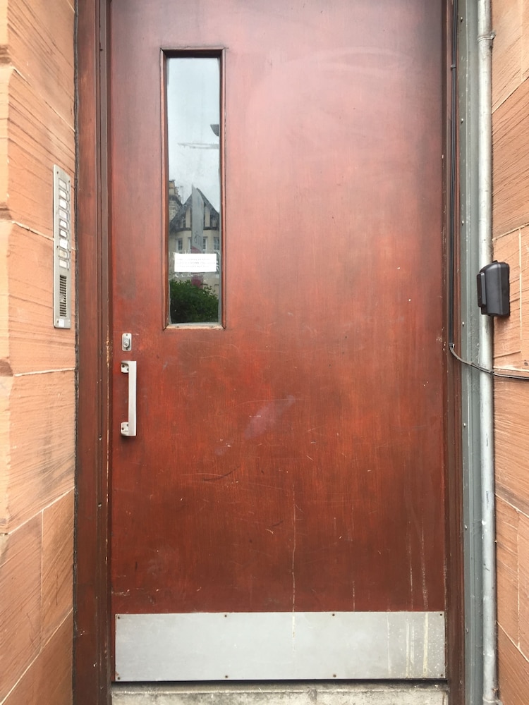 Great Location 2 Bedroom Scotstoun Flat