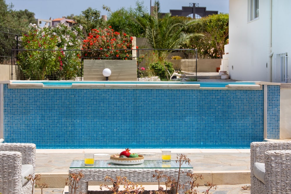 Villa Elihrisos-private Heated Pool Near the sea