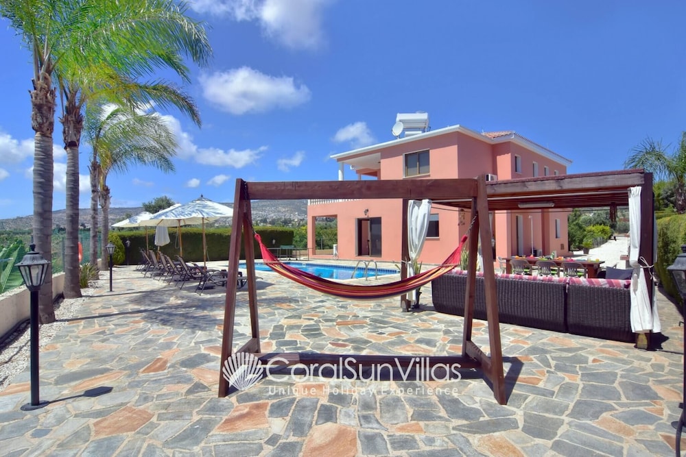 Family Villa Short Walk To Coral Bay Strip 5 Min and Pub, Shops etc