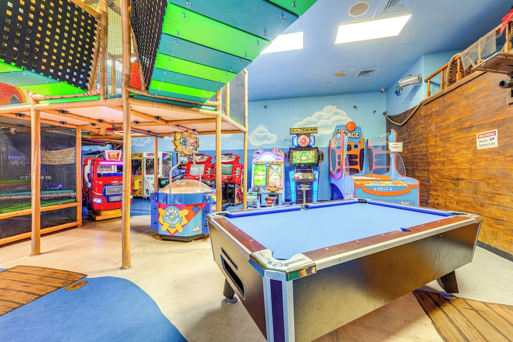 9 Mi to Disney: Gated Resort Escape w/ Pool Access