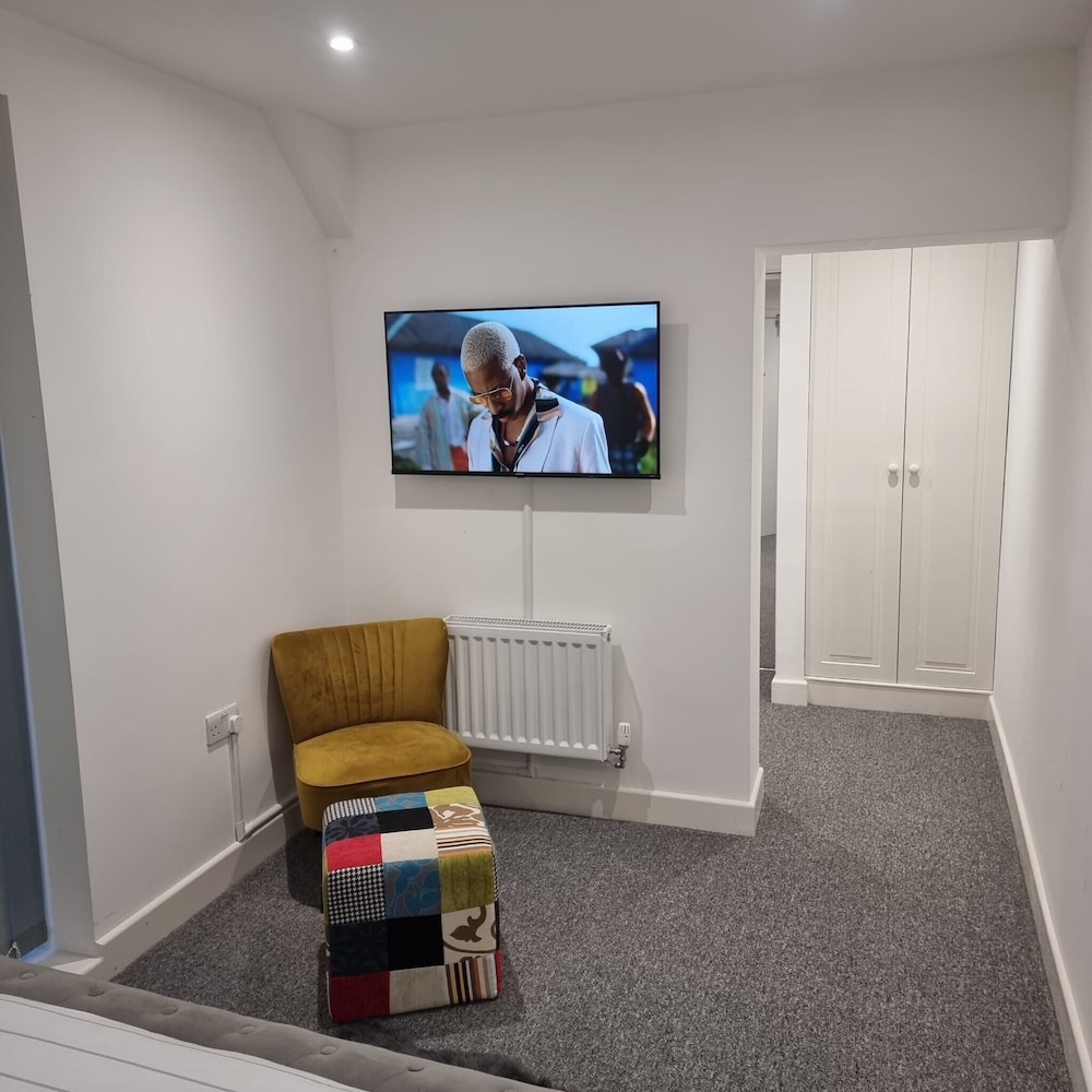 London Oasis Modern 2BR Apartment
