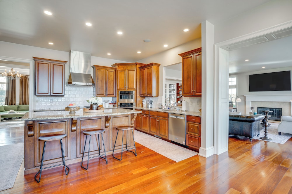 Lake Michigan Gem: Private Beach & Game Room