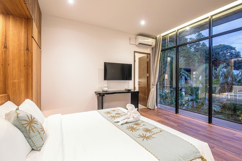 Elegant 6BR Canggu Villa Steps From the Ocean