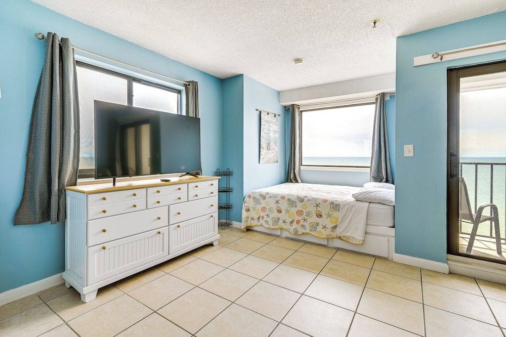 Shore & Pool Access: Resort Condo in Myrtle Beach!