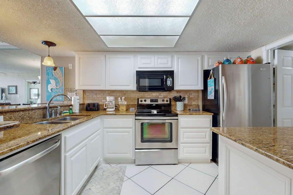 Resort 2BR Condo w/ Gulf-front Balcony & Hot Tub