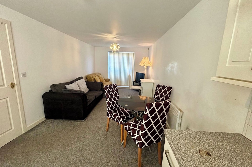 2 Bed Apartment-sleeps 4-free Parking