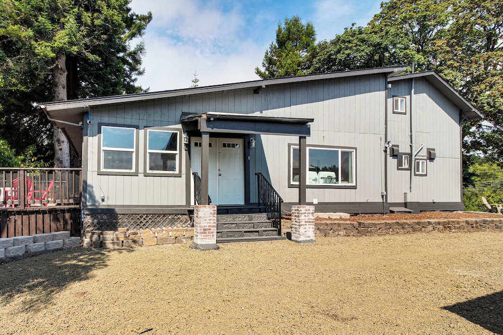 2 Mi to Downtown Coos Bay: Home w/ Deck, Fire Pits
