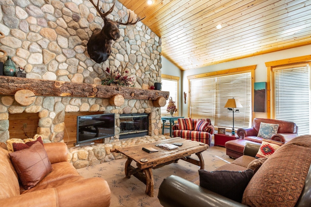 Bristlecone at Deer Valley Resort - Three Bedroom Condo with Loft and Hot Tub #504 3 Condo